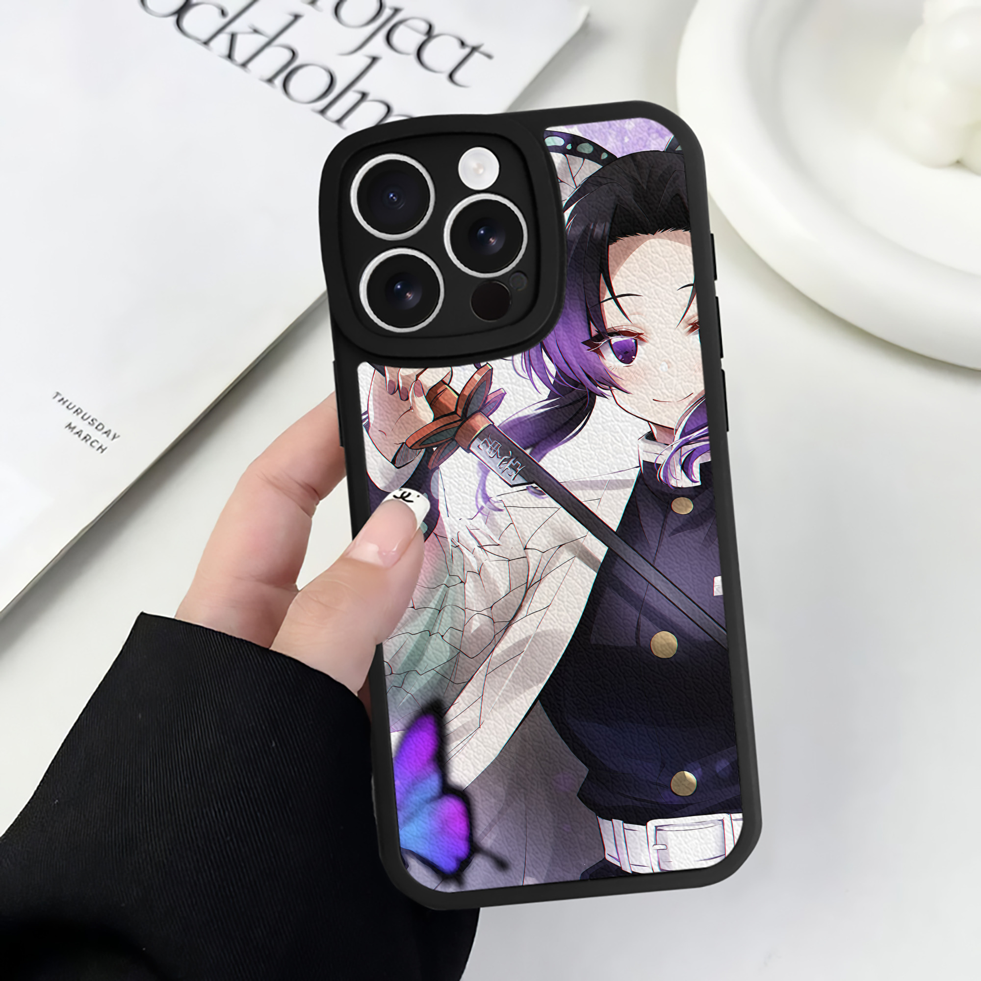 （画像用） 鬼滅の刃（きめつのやいば）蟲柱-胡蝶 しのぶ／こちょう しのぶ Kochou Shinobu 【iPhone 16シリーズ対応】シリコンスマホケース（レザー調） 材質：シリコン